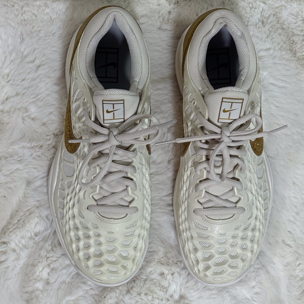 Nike Air Zoom Cage 3 Sneakers Cream and Gold Glitter Athletic Shoes, Size 10 - Picture 3 of 11